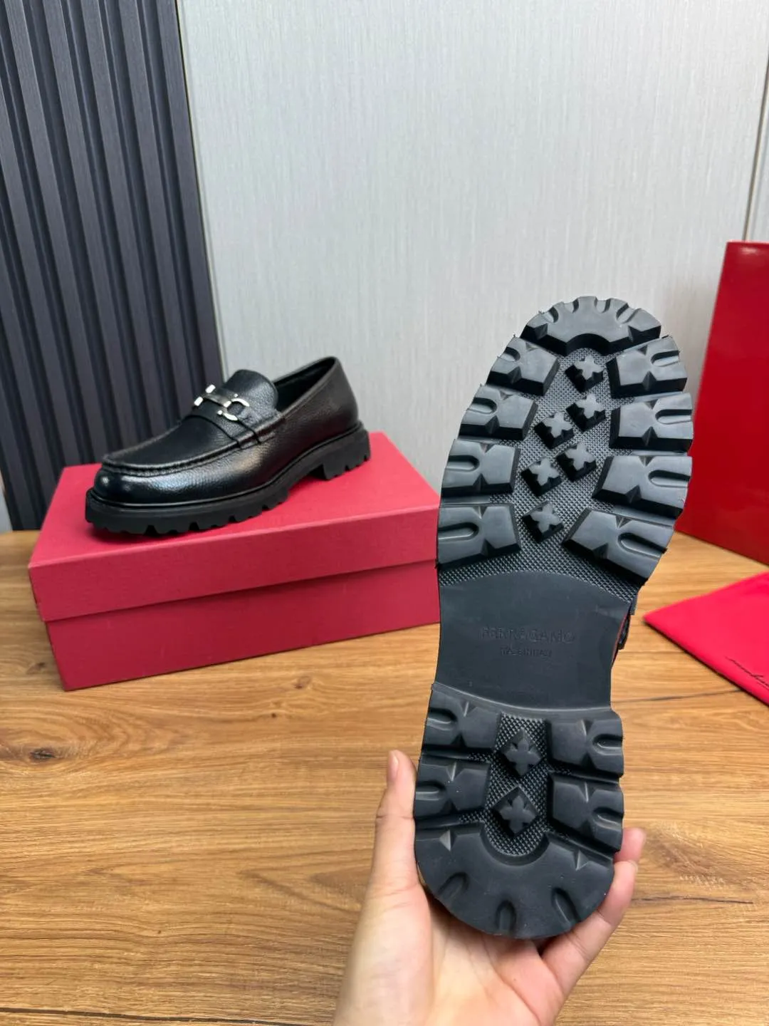 Men's shoes 💰880💰 Ferragamo. [Ferragamo] men's thick-soled loafers, the latest hot style, 1:1 original purchase quality, top quality, imported open-edge beaded cowhide leather on the upper, hand-made three-dimensional stitching highlights the round toe design, the inner foot pads are all imported cowhide, with original lightweight foam outsole, matching code 39-44, (38, 45 custom-made, non-refundable)